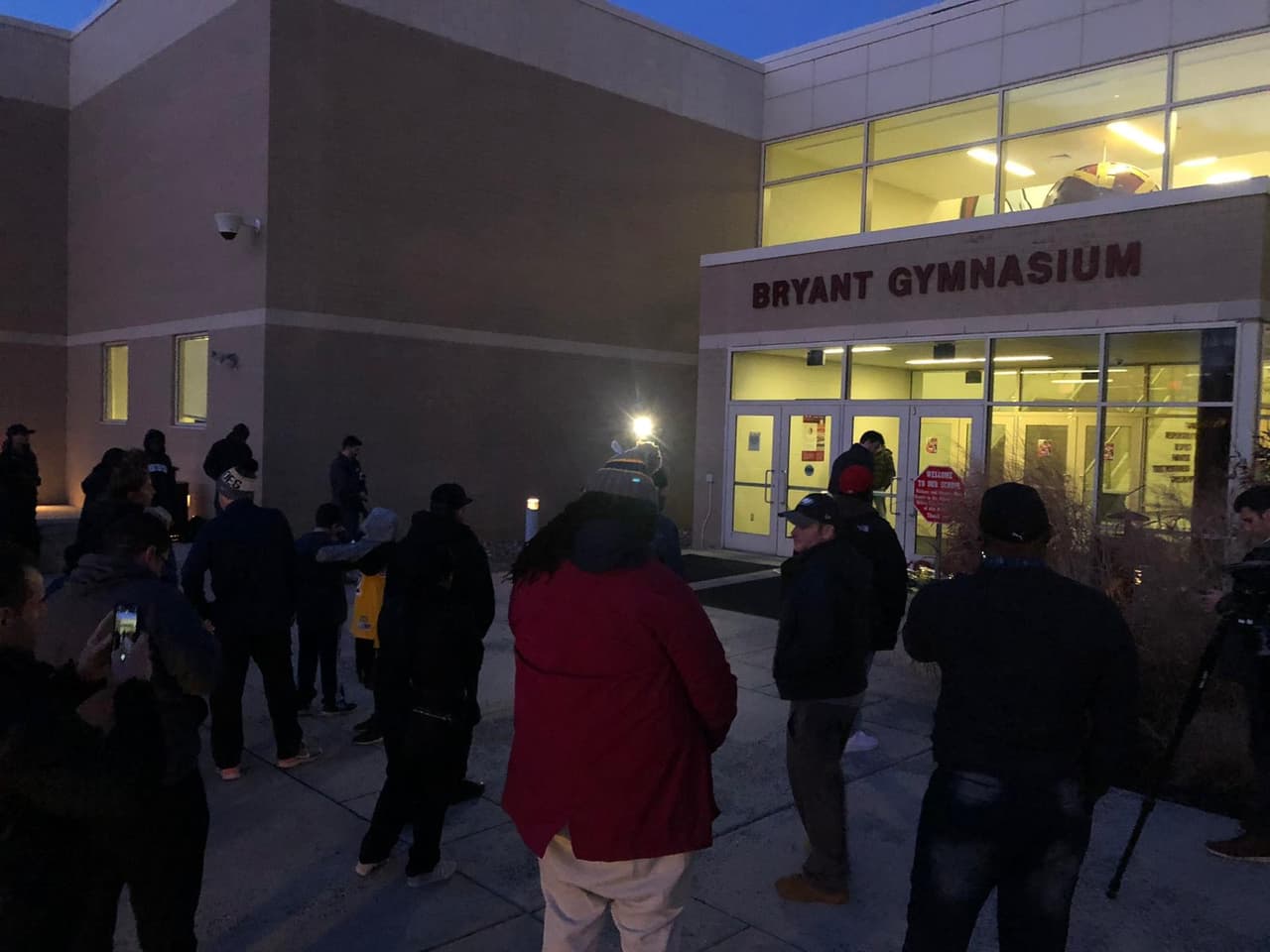 "La comunidad escolar se entristeció profundamente por la pérdida de uno de nuestros alumnos más ilustres", dijo Amy Buckman, portavoz del Distrito Escolar de Lower Merion, durante una conferencia de prensa fuera de la escuela.
<br>
<br>"El Sr. Bryant es la persona más identificada con Lower Merion High School y el distrito escolar en todo el mundo", dijo. "Mis propios hijos han estado viajando en países extranjeros con sus camisetas o chaquetas de Lower Merion, y personas de todo el mundo". el mundo se les acercó y les dijo: "Lower Merion, Kobe Bryant".
<br>