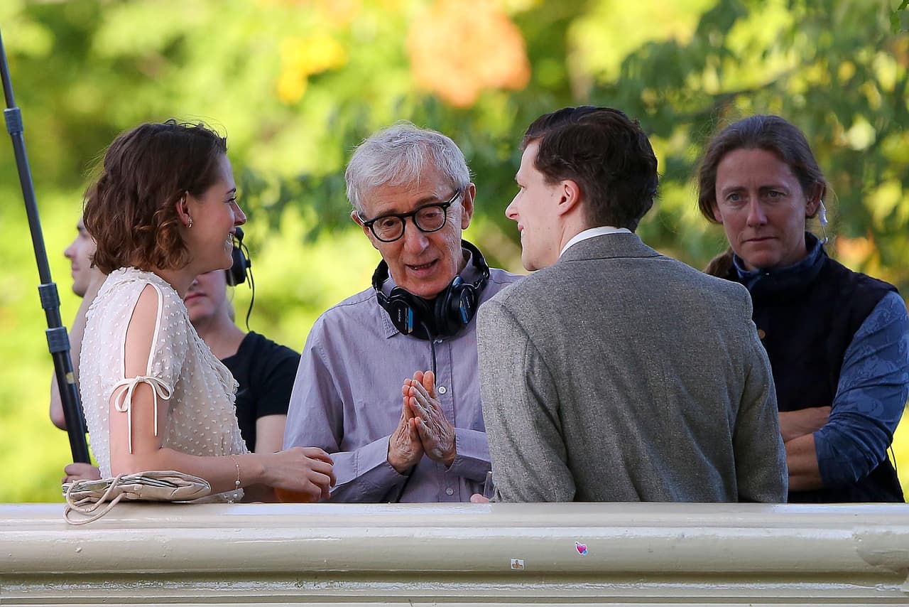 Así se encontraron Kristen Stewart junto a Jesse Eisenberg en el set para la más reciente película de Woody Allen.