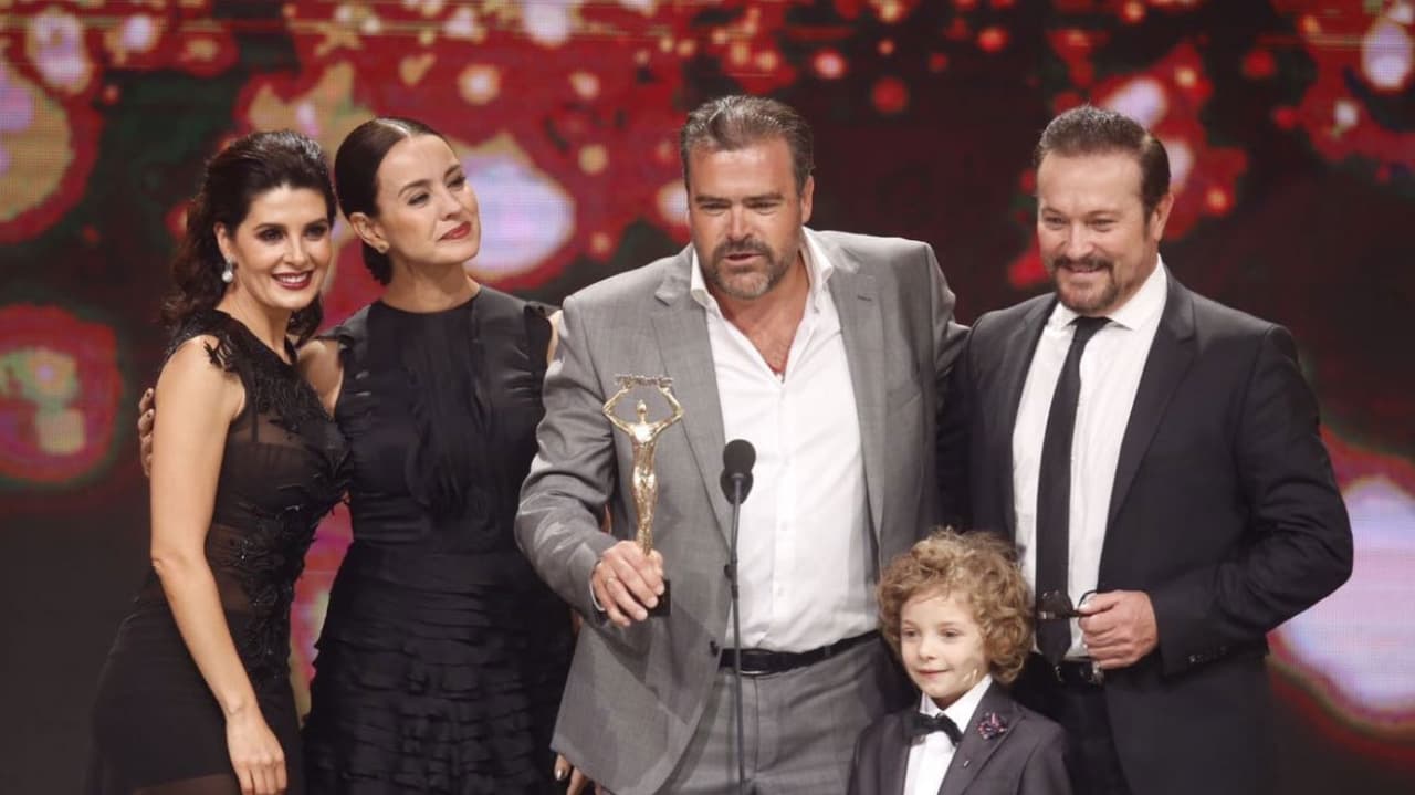 <b><a href="http://www.univision.com/series/mujeres-de-negro">'Mujeres de negro'</a></b> resultó la 
<b>serie ganadora</b>, el productor Carlos Moreno agradeció a su elenco y equipo de producción por el gran trabajo.