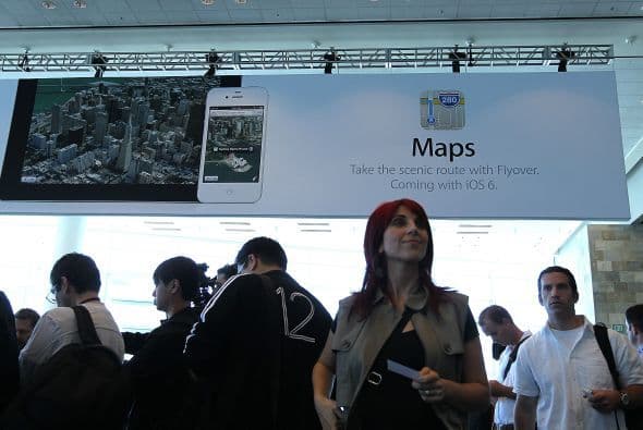 Apple presentó iOS 6 y Siri en español. Desde el 19 de septiembre los usuarios de iPhone, iPad y iPod Touch pueden disfrutar de iOs 6, con el nuevo servicio de cartografía Maps, la integración con Facebook y la mejora de Siri, en español. Dicho sistema de reconocimiento de voz ya entiende tu idioma y te permite hacer búsquedas deportivas o de cine, entre otras. Passbook es otra de las novedades que permite gestionar documentos de acceso y avisar a los usuarios de su vencimiento, como entradas electrónicas y tickets de los usuarios.