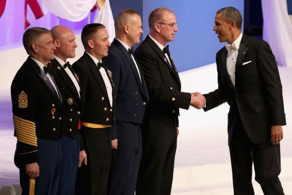 Antes de su salida al escenario, el presidente y su esposa asistieron, en el mismo Centro de Convenciones, a una fiesta con miembros del Ejército en la que el presidente aprovechó para dar las gracias a quienes sirven al país.