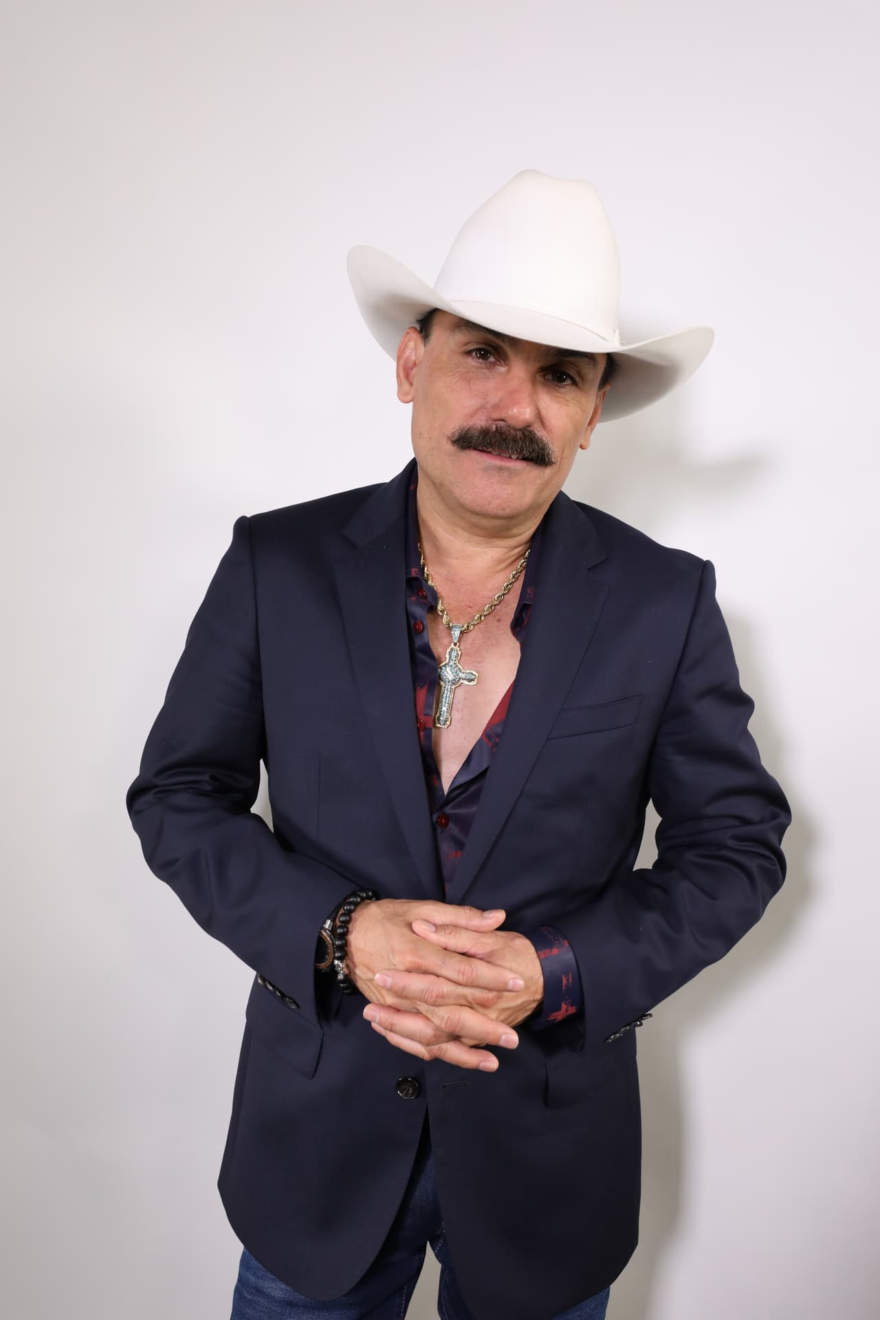 <b>El Chapo</b> también cuelga en su cuello una cruz plateada con adornos azules y un borde de oro, que tiene una interesante historia.