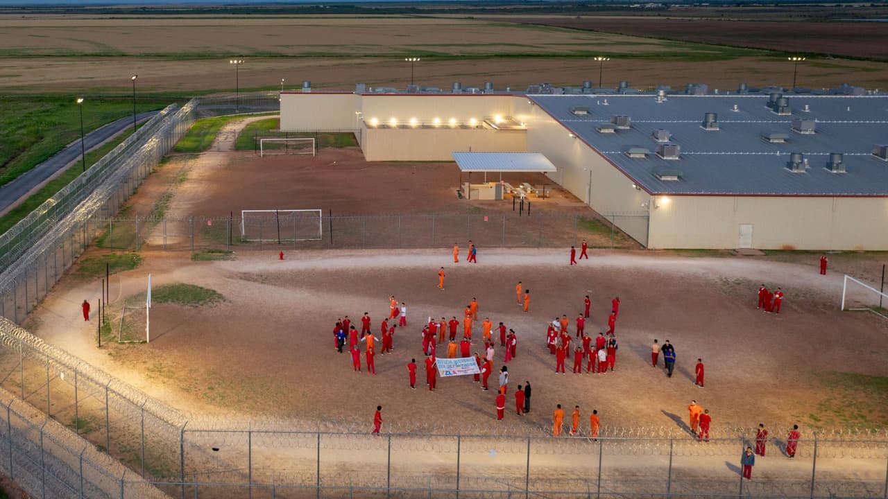 <h3 class="cms-H3-H3">Un mensaje que pone el foco en el sistema </h3>
<br>La imagen de hombres pidiendo deportación con una pancarta hecha a mano y el mensaje “SOS” enviado al cielo, ha reabierto
<b>el debate sobre el trato a migrantes detenidos en Estados Unidos</b>, las condiciones dentro de los centros del ICE y las herramientas legales que el gobierno usa en su contra. Más allá del perfil criminal que se les atribuya,
<b>el episodio muestra un sistema de detención bajo presión y un grupo de hombres al borde del colapso.</b>