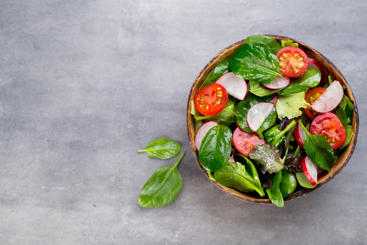 Ensalada mixta con espinaca, tomate y rábano | Reto 28