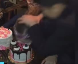 Esta foto causó escándalos, porque fue cuando grabó a su hijo empujando a su madrastra Kenia en su pastel de cumpleaños. El cantante fue criticado en redes sociales y, como respuesta, los insultó de fea manera.