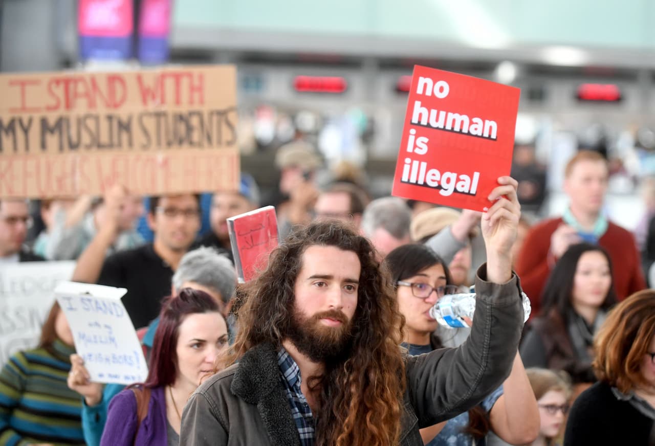 Manifestantes se reunieron en el aeropuerto internacional de San Francisco para protestar contra la orden ejecutiva firmada por el presidente Donald Trump que prohíbe la entrada de inmigrantes de siete países con mayoría musulmana a Estados Unidos durante los siguientes 90 días.