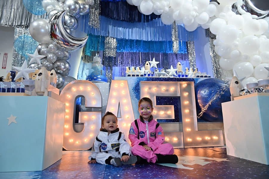 Los hermanitos son el motor de vida para Ana Patricia y su esposo, Luis Carlos Martínez: “Por siempre cómplices. Giulietta y Gael, mini astronautas listos para una misión de diversión”.