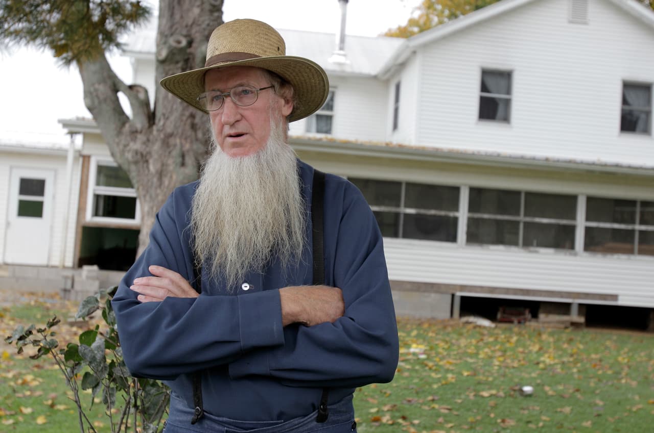 La imagen es de 2011. Es de Samuel Mullet Sr. parado frente a su casa en Bergholz, Ohio.