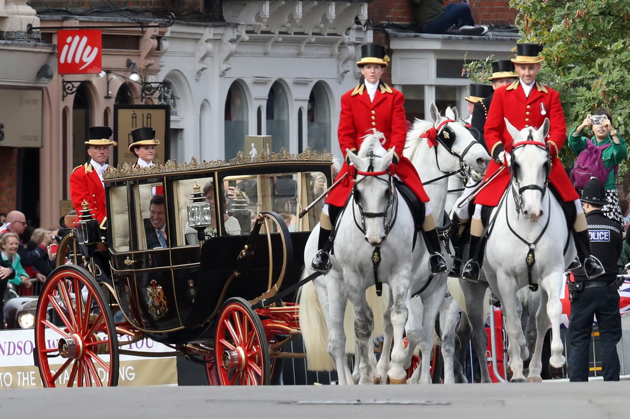 Al finalizar la ceremonia, los recién casados comenzaron un recorrido en carroza por varias calles de Windsor.