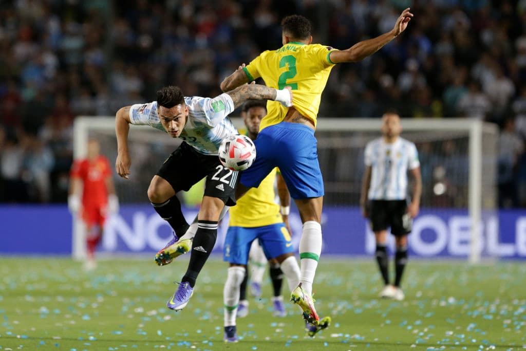 Argentina no logra demostrar su futbol en casa y Brasil se queda a centímetros de robarles los piuntos en el empate 0-0.