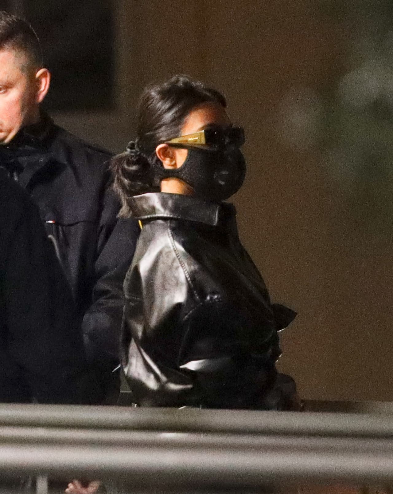 Hace un mes, Kourtney Kardashian llegó al aeropuerto Le Bourget de París portando una máscara para protegerse del coronavirus,