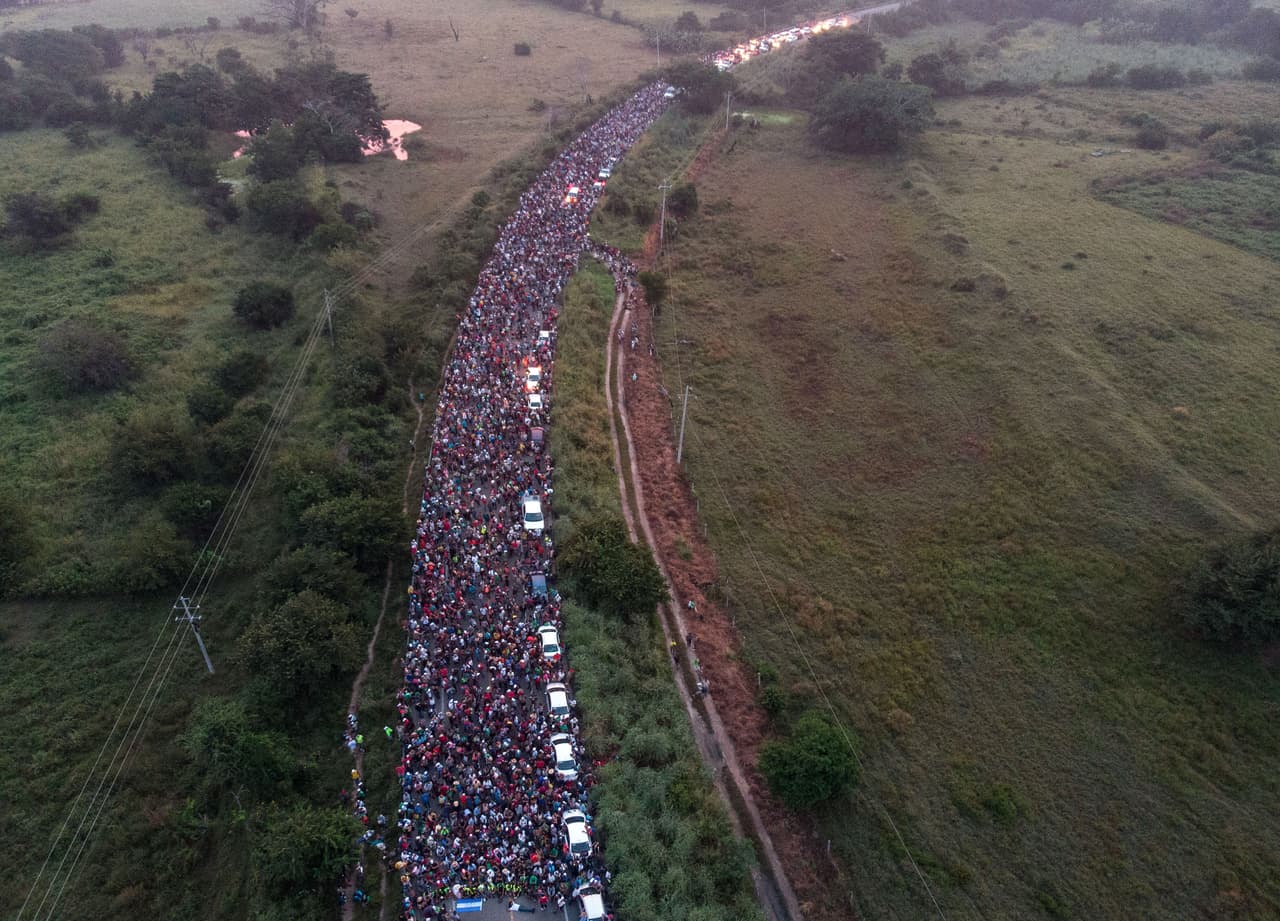 Unos 1,200 hondureños solicitaron su condición de refugiados en México para poder ampararse en el recién aprobado programa “Estás en tu Casa”. El gobierno de México otorgará albergue, comida, salud, educación y permiso para trabajar en los estados de Oaxaca y Chiapas. En la fotografía, el numeroso grupo caminando entre Arriaga y San Pedro Tapanatepec, Chiapas.