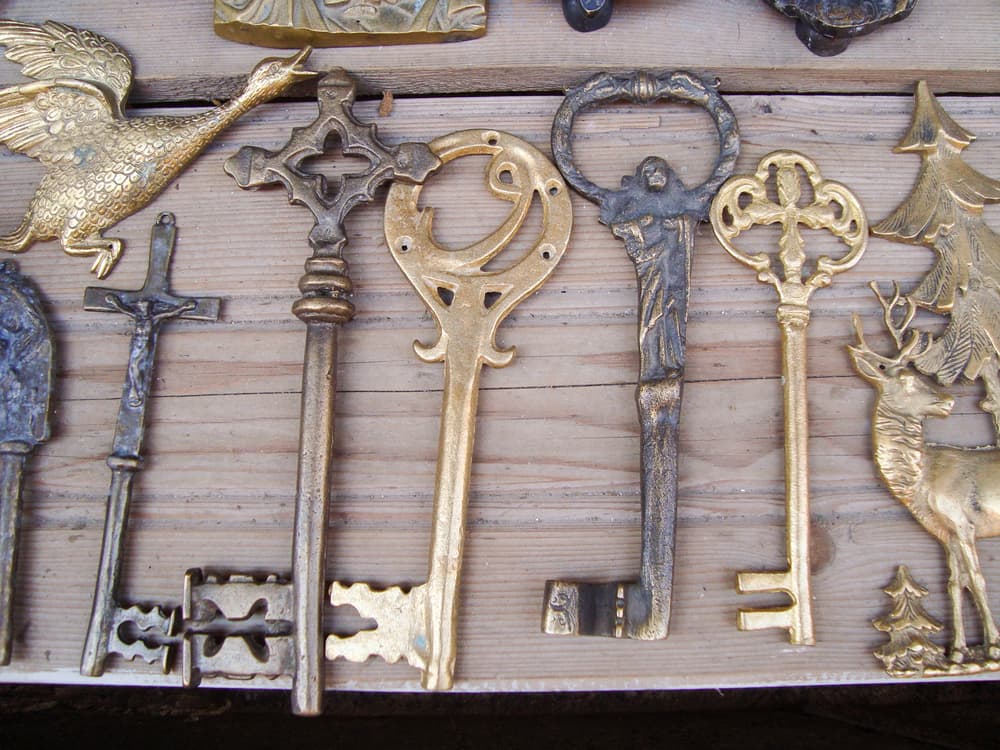 <h3 class="cms-H3-H3">Llaves antiguas</h3>
<br>
<br>Desde la antigüedad, las llaves representan
<b> </b>secretos y sabiduría ancestral, se usan para abrir caminos que conducen al éxito.
<br>