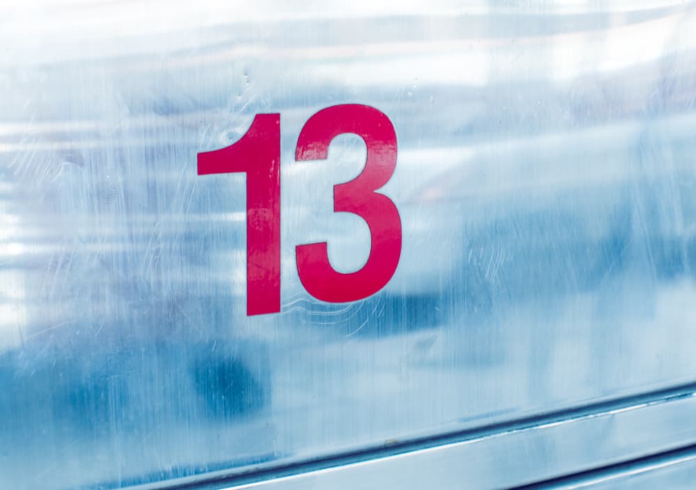 <b>El martes 13 cae en febrero en este año 2018</b>
<br>Según la Numerología, el 13 carece de importancia ya que los números de dos dígitos más relevantes son el 11, el 22 y el 33. Como regla general, todos los números se reducen a un solo dígito, y por eso el 13 se considera equivalente a un 4, ya que 13=1+3. Vamos a hacer un pequeño análisis numerológico del martes 13 en este año 2018.