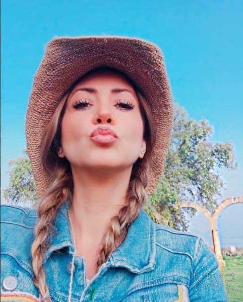 Los sombreros son casi un accesorio mágico. Con el simple hecho de incorporarlo a tus looks, conseguirás que hasta el más sencillo de ellos esté cargado de personalidad.