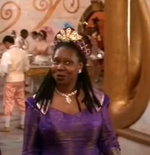<b>Whoopi Goldberg: la reina Constantina</b>
<br>La madre del príncipe Christopher, es decir, la reina de la película ‘Cinderella’ de 1997, fue interpretada por la reconocida actriz Whoopi Goldberg, quien en ese entonces ya contaba con una reconocida carrera en el mundo de la actuación.
<br>