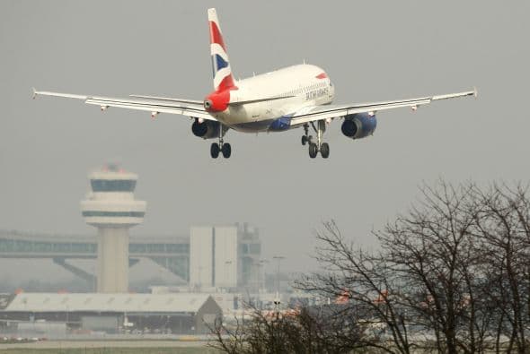 Clima invernal causa retrasos en los vuelos y cancelaciones en el Aeropuerto Internacional de Filadelfia