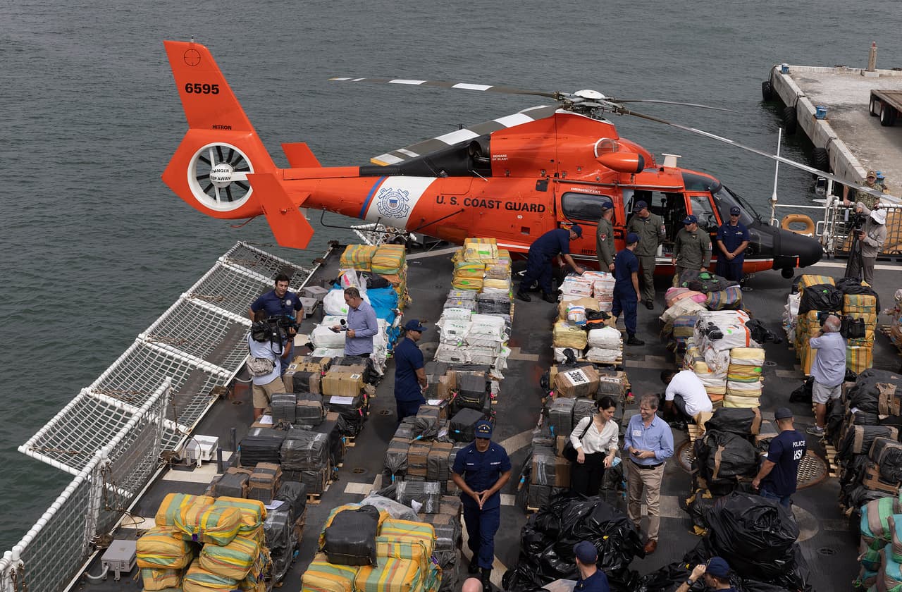 Este jueves el servicio de guardacostas de EEUU presentó la droga decomisada en 25 operaciones.
<br>