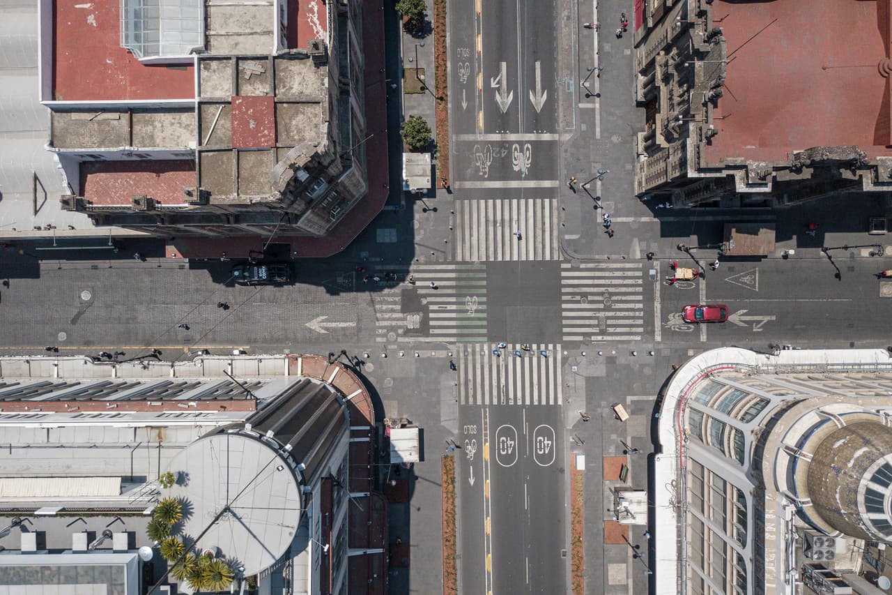 <b>La Ciudad de México vacía</b> 
<b>(30 de marzo).</b> El presidente mexicano Andrés López Obrador decretó la emergencia sanitaria para evitar la propagación del coronavirus en su país. Esta fotografía muestra la desolación en una de las normalmente concurridas esquinas céntricas de la ciudad al día siguiente de la decisión del presidente.