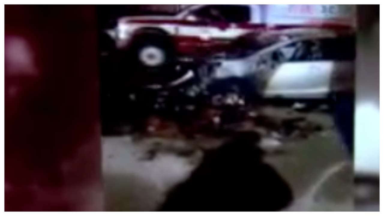 Un auto se incendió tras ser alcanzado por las llamas de una basura que se quemaba
