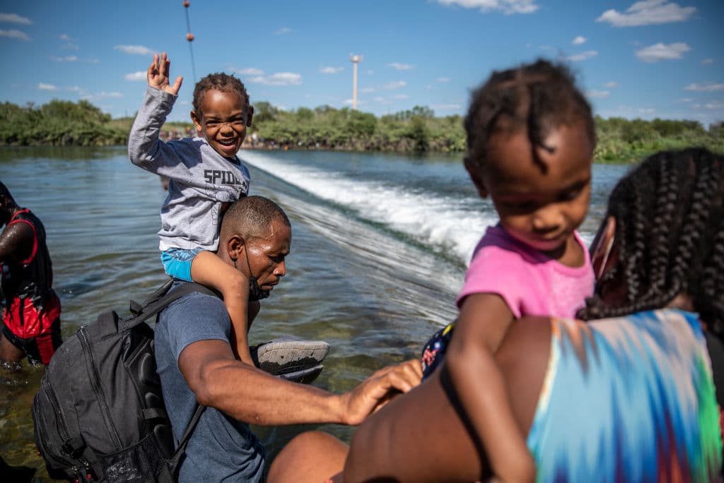 El gobernador de Texas, 
<a href="https://www.univision.com/temas/greg-abbott">Greg Abbott</a>, informó que había ordenado al Departamento de Seguridad Pública y a la Guardia Nacional de ese estado 
<b>cerrar seis puntos de entrada a lo largo de la frontera con México </b>en respuesta a la que describió como una crisis migratoria grave.