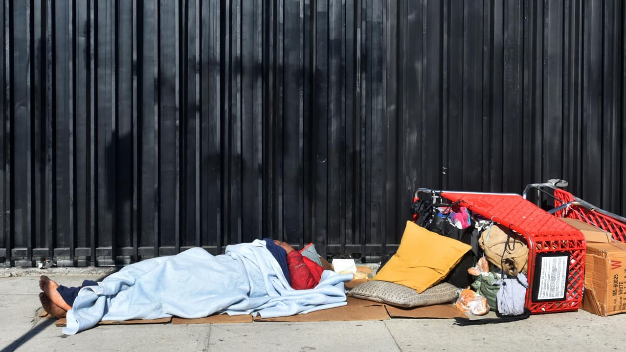Aprueban la emergencia por indigencia en Santa Mónica: aumenta la cantidad de personas que viven en la calle