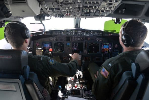 Las autoridades australianas indicaron que la búsqueda con radares del avión malasio desaparecido el pasado 8 de marzo con 239 personas a bordo ha sido infructuosa y replantearon una "estrategia visual" para localizar los posibles restos del aparato en el océano Índico. Dos aeronaves con "observadores entrenados" asomados a las ventanillas rastrean una zona de la extensión de la península Ibérica al suroeste de Australia, mientras otras dos se encuentran en camino para peinar la región donde ayer fueron detectados en unas imágenes de satélite dos objetos que podrían pertenecer a la aeronave. Un avión P3 Orion de las Fuerzas Aéreas australianas regresó este viernes a su base después de sobrevolar sin resultados positivos el lugar, señaló Young. Tony Abbott, declaró que harán "todo lo posible" para encontrar y confirmar si los restos pertenecen al vuelo MH370. "Ahora mismo podrían ser unos contenedores que han caído de un barco, nosotros no sabemos", advirtió Abbott.