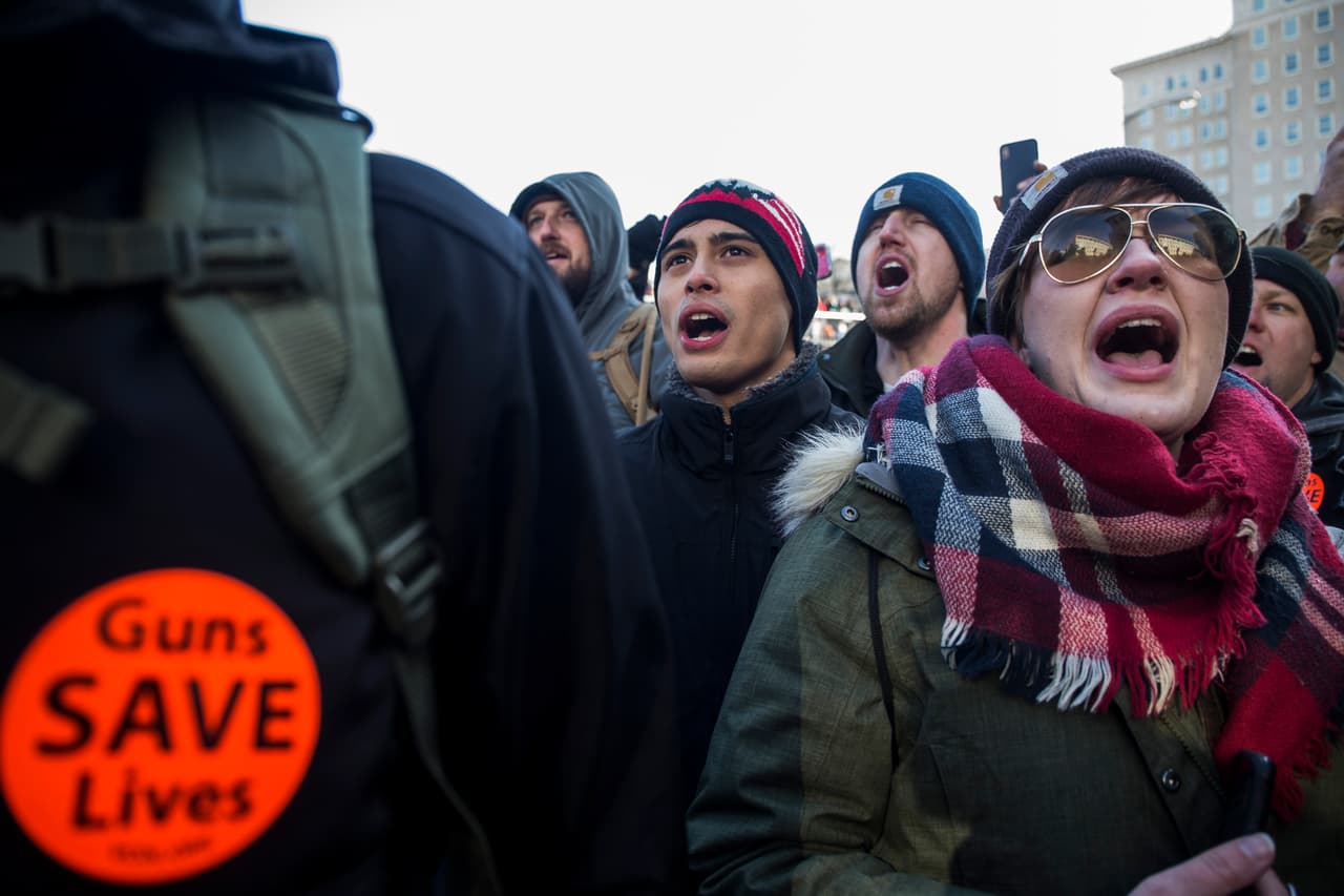 Este lunes se aumentó la seguridad alrededor de la plaza del Capitolio de Richmond y las autoridades han dispuesto refuerzos policiales para evitar cualquier mala conducta, ya que varios grupos de extrema derecha habían advertido que asistirían.
<br>