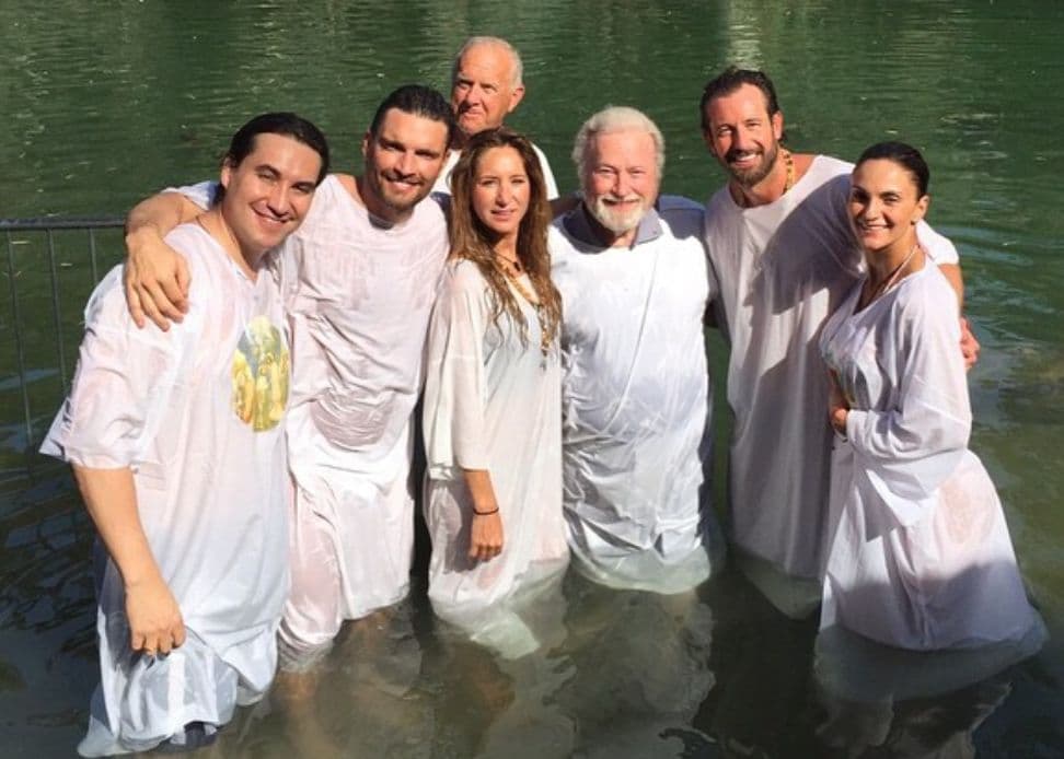 Incluso, el 29 de abril de 2015 se bautizaron juntos en el río Jordán y se tomaron una foto del recuerdo.