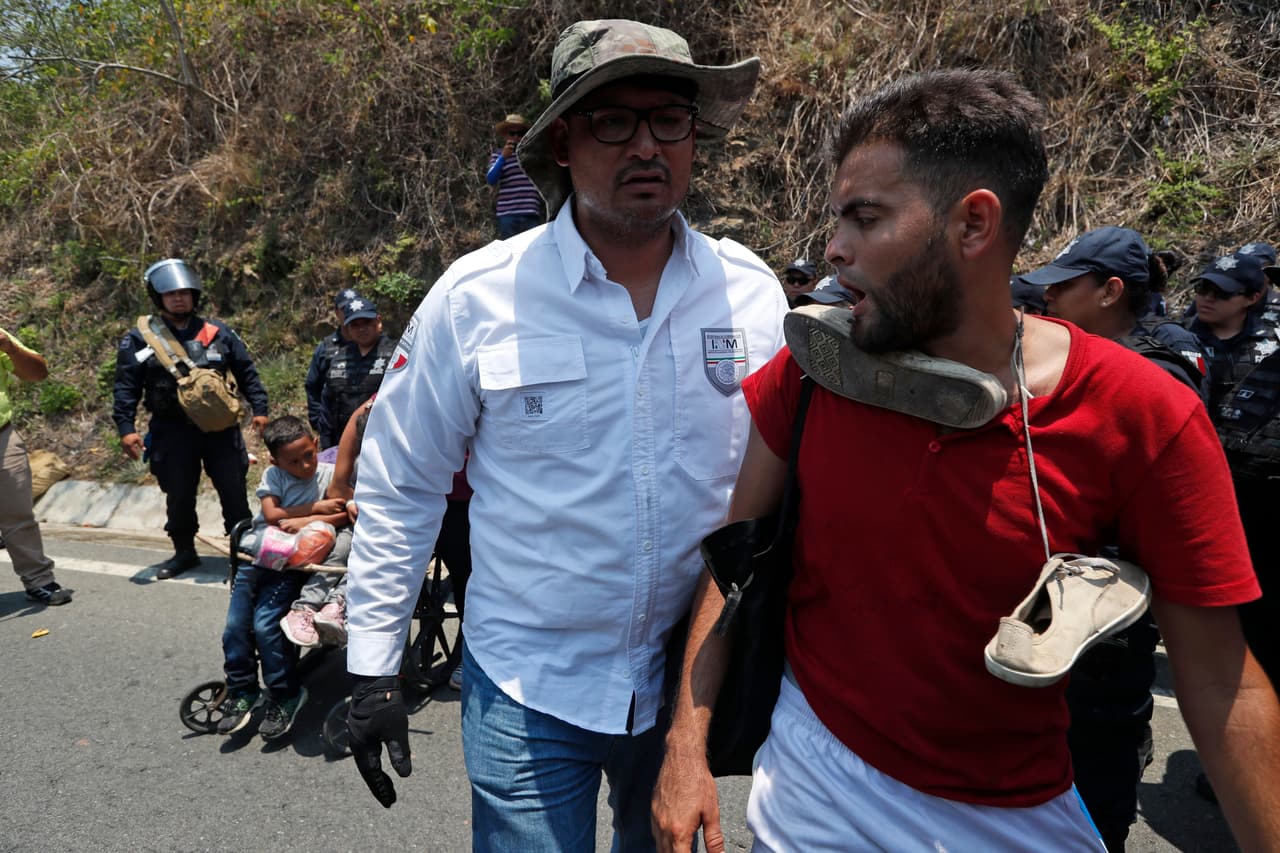Tras ver cómo se detenía a otros, algunos migrantes empezaron a caminar en grupos densos y tomaron piedras y palos.
<br>