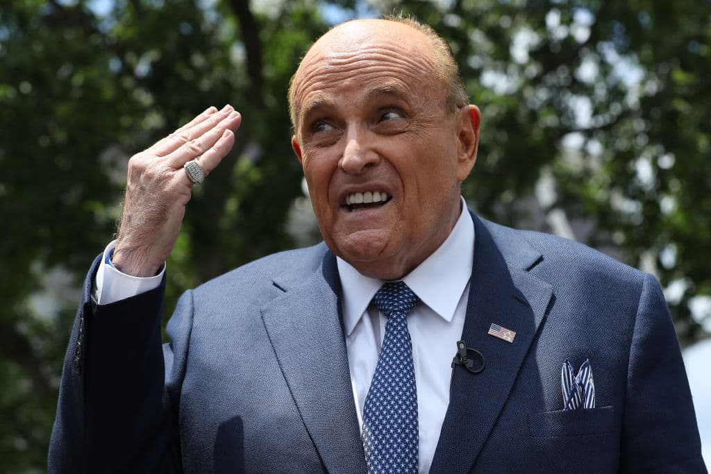 Un cuarto de hotel y una mano en los pantalones:  Rudy Giuliani queda “comprometido” en la nueva película de ‘Borat’