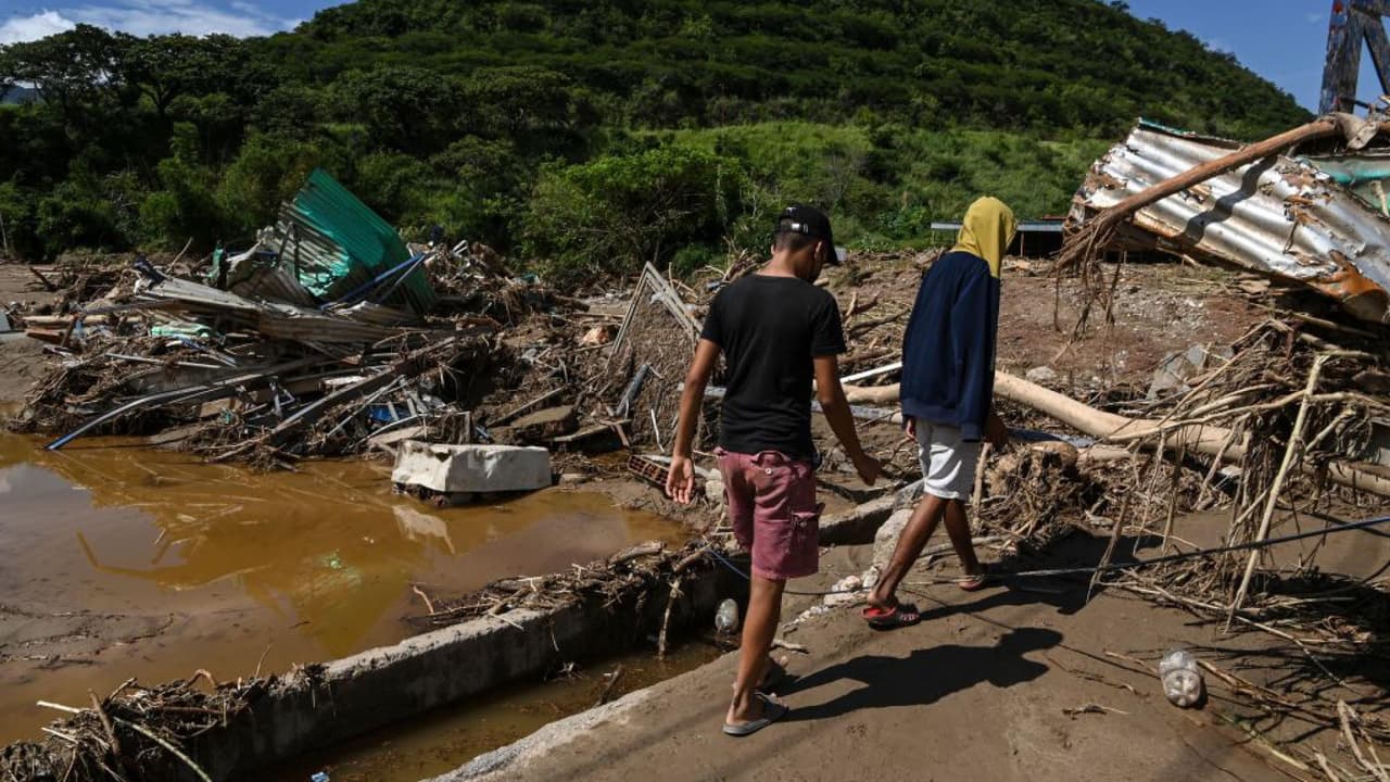 <b>"Nadie pudo salir corriendo, la avalancha se llevó todo": así quedó un pueblo tras deslave en Venezuela</b>
<br>
<br>Inundaciones repentinas en el centro de ese país dejaron decenas de barrios y empresas afectadas, varias casas destruidas y al menos 25 fallecidos tras arrastrar lodo, rocas y árboles luego de las torrenciales lluvias que azotan el municipio Santos Michelena desde la semana pasada, informaron las autoridades.