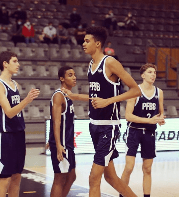 Victor tiene un contrato especial con doble licencia, que le permite jugar en el Nanterre 92 y en el Pole France, equipo de la Nationale Masculine 1.