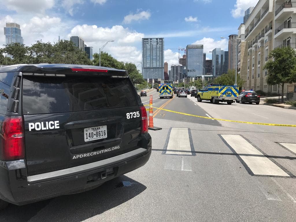 Las autoridades cerraron al mediodía el puente South First Street cerca del centro de Austin por un enfrentamiento con una mujer.