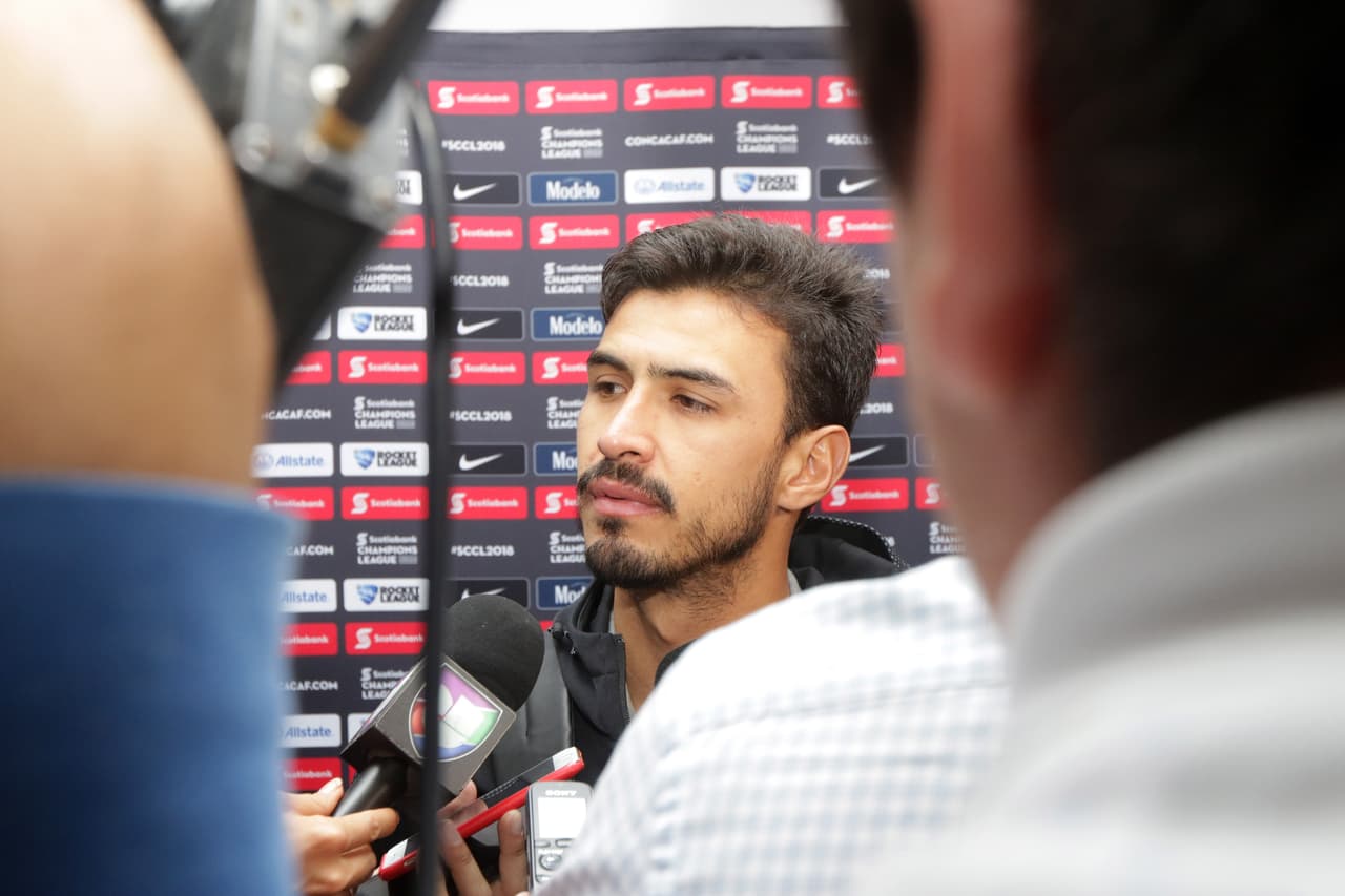 Otro que también ya arribó a suelo mexicano fue el defensor Oswaldo Alanís quien regresa a Chivas después de su paso de un año por Europa en el Real Oviedo.