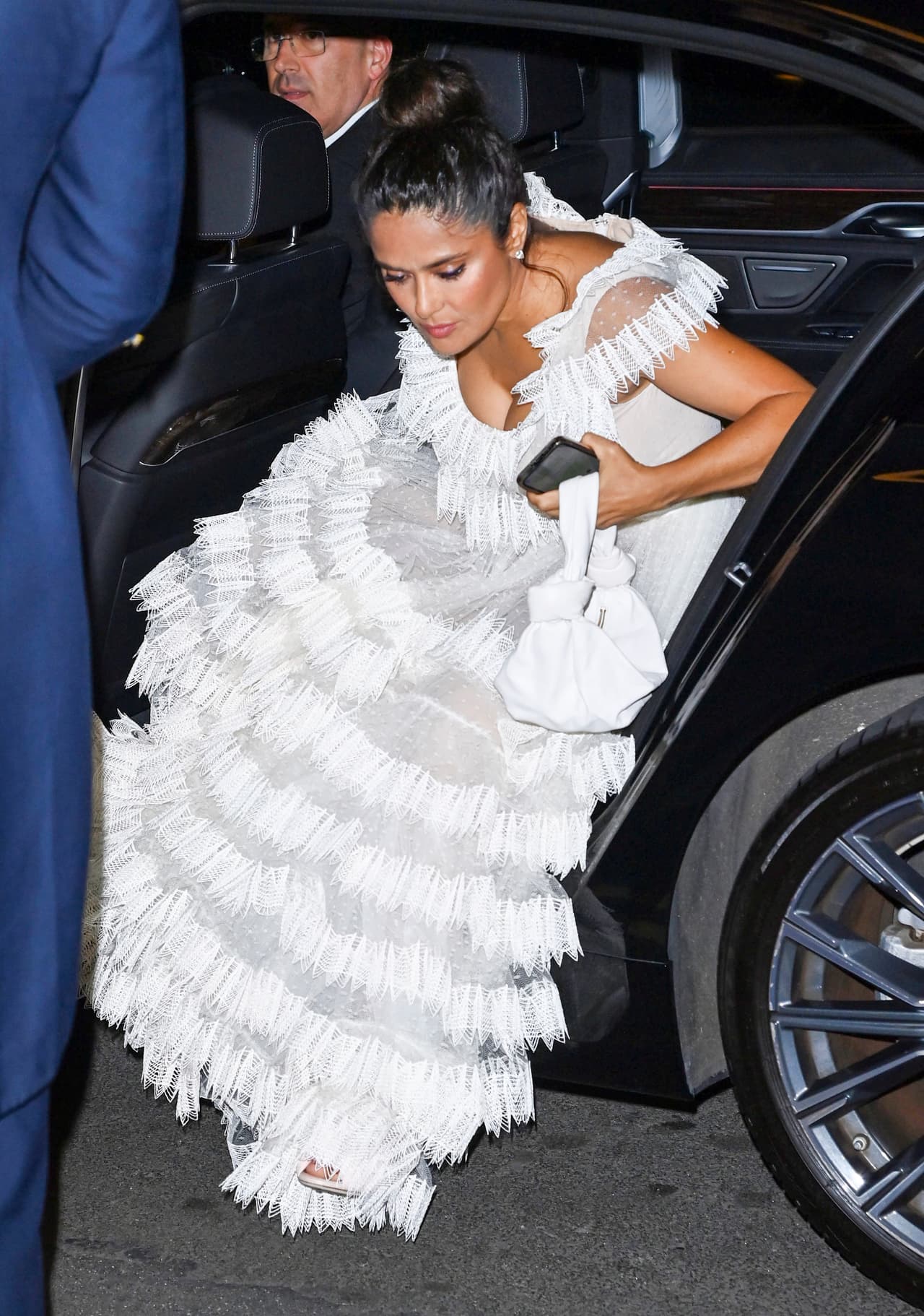 Salma Hayek apareció con este elegante vestido blanco. 
<br>