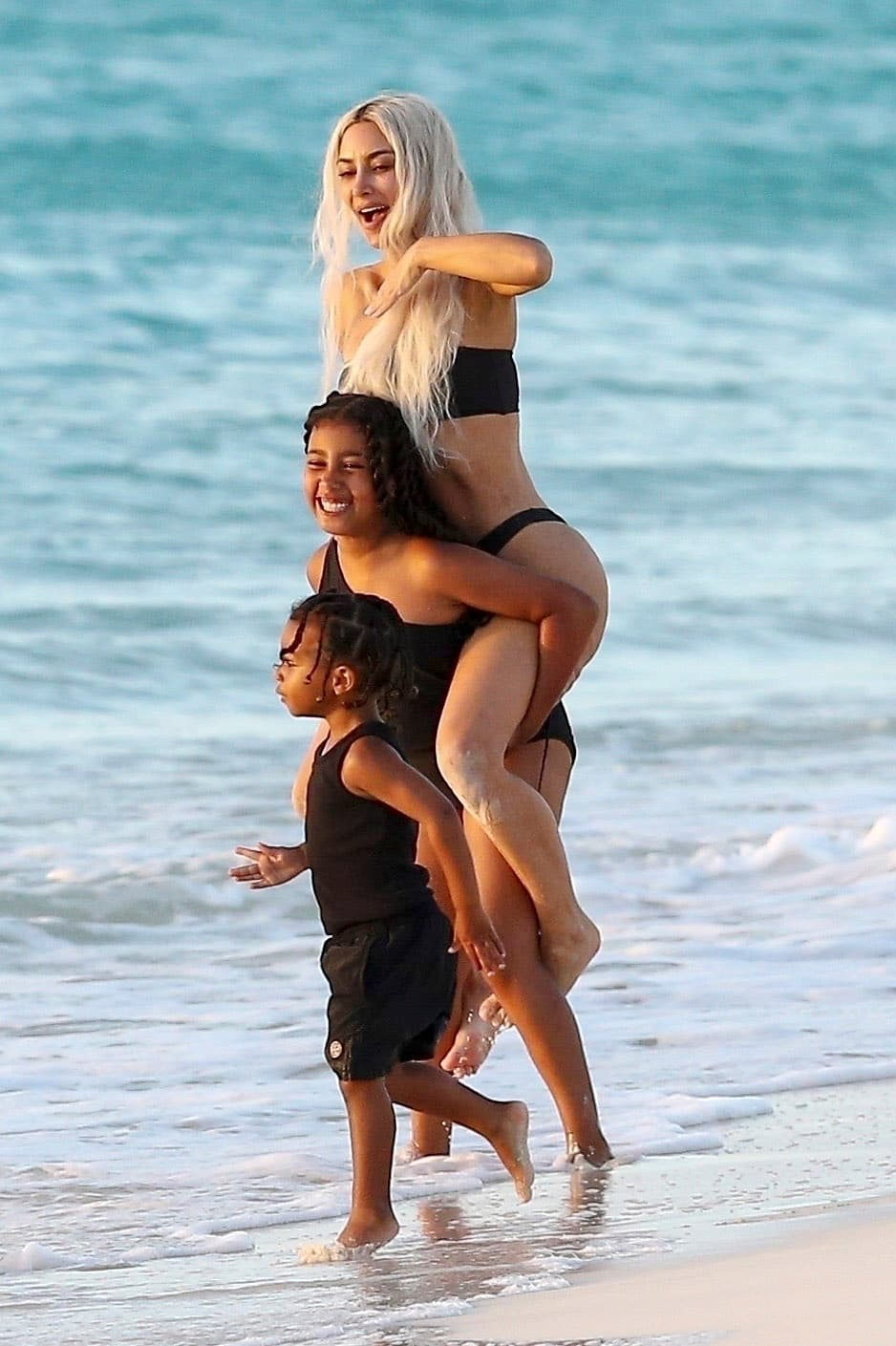 Parece que el reto fue fácil para North, pues en todo momento se le vio divirtiéndose. La hija mayor de Kim y Kanye habría cargado entre 116 y 135 libras, peso en el que normalmente está la fundadora de Skims.