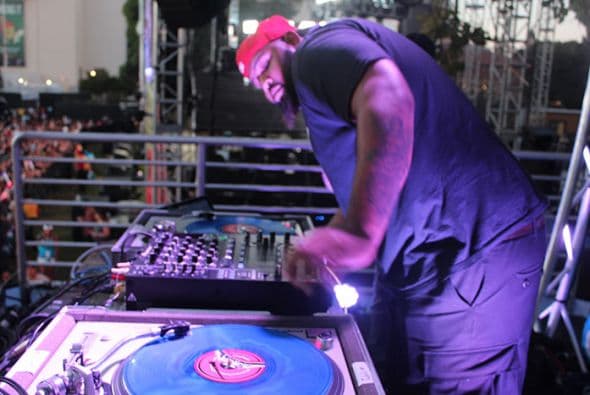 Kid Ink performed high above the crowd from the Coors Light stage! See exclusive pics of his high energy performance!