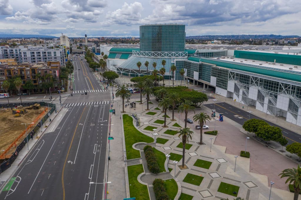 Este es el panorama de las zonas aledañas al Centro de convenciones de Los Ángeles tras las ordenes de cuarentena en toda California.