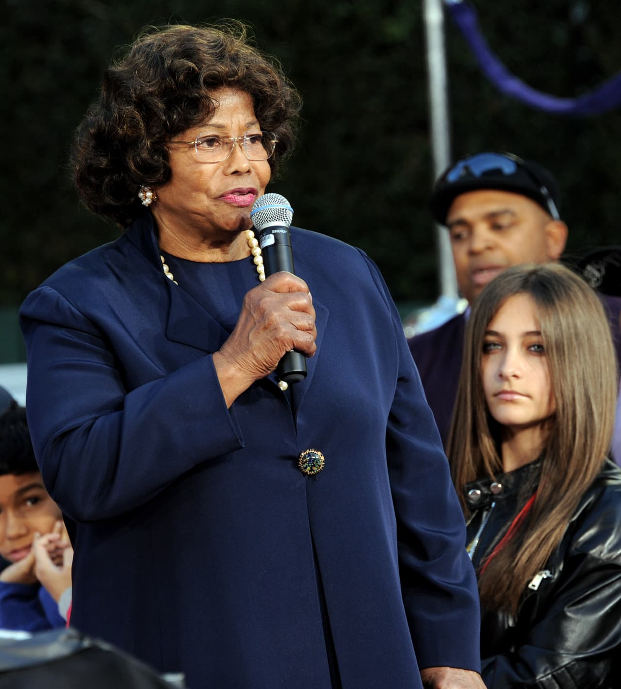 Se dice que tan sólo Katherine Jackson recibe una pensión de anual de $1 millón 200 mil dólares, fortuna con la que pudo comprar una casa en la exclusiva zona de Calabasas, California.