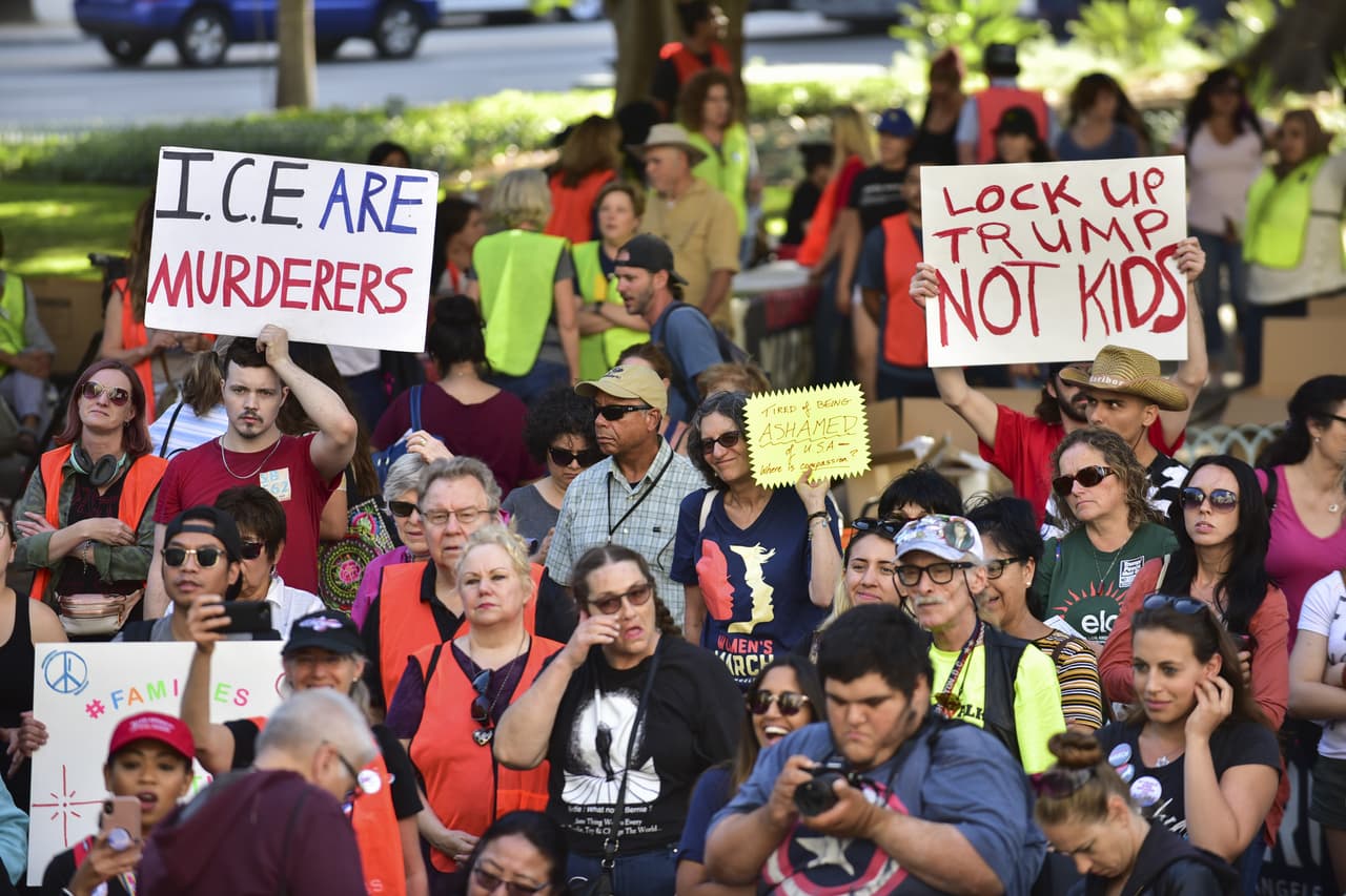 Decenas de personas protestan en la Alcaldía de Los Ángeles bajo el lema "Las familias deben estar juntas".