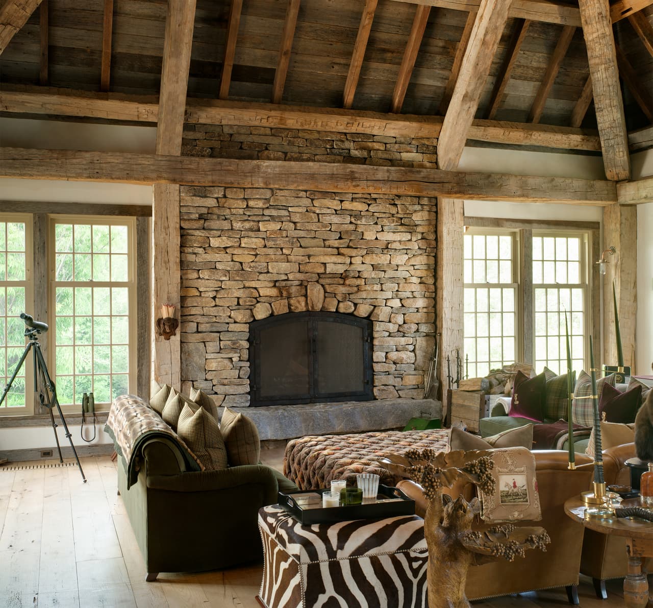 La sala de estar tiene una decoración rústica y una bella chimenea de piedra.