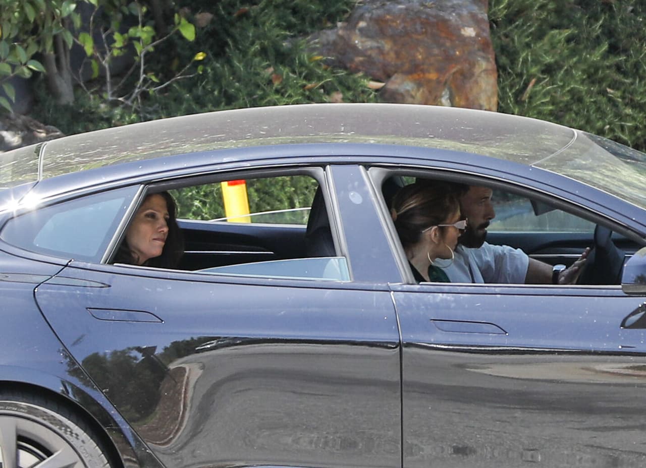 Al retirarse de ella, Lynda, la hermana de la cantante, se subió con ellos al auto en la parte trasera. 
<br>