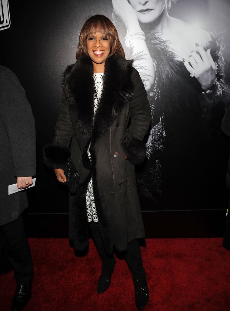 Personas cercanas a 'CBS this morning', del que Gayle King es parte, contaron a 
<a href="https://www.tmz.com/2020/02/07/gayle-king-cbs-this-morning-staffers-mad-network-screwed-her-kobe-bryant/" target="_blank">TMZ</a> que algunos de sus compañeros de trabajo están 
<b>indignados</b> por la reacción del público hacia la presentadora, porque "CBS no debió haber dejado que el clip fuera difundido".
<br>