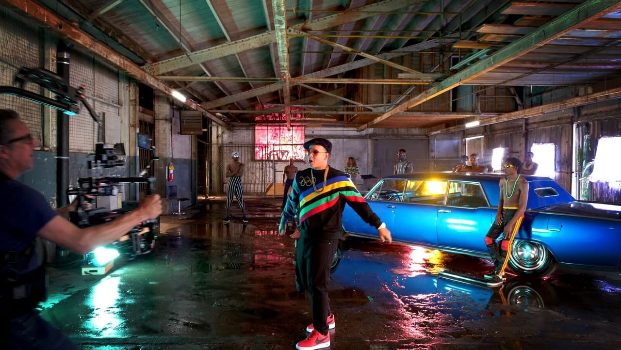 Daddy Yankee compartió, a través de sus redes sociales, que la combinación de colores refería a un mundo moderno y retro que chocaban en una sola canción.