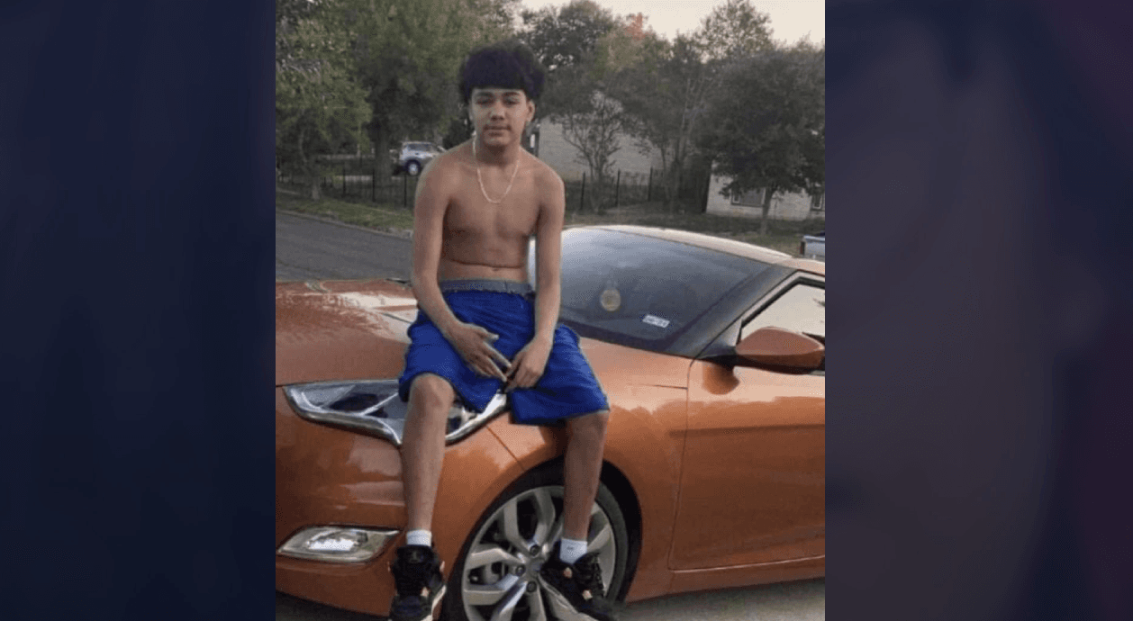 El cuerpo del joven fue encontrado por su hermano que salió de su casa, luego de que se escucharan unos disparos en la
<b> calle sin salida Alston. </b>
<br>
<br>Las circunstancias de su muerte eran investigadas por la Policía de San Antonio. En ese entonces, William McManus, dijo que entre los jóvenes hubo un desacuerdo sobre una transacción de dinero. 
<br>
<br>Ahora, cuatro meses después su 
<b>presunto asesino fue detenido.</b>