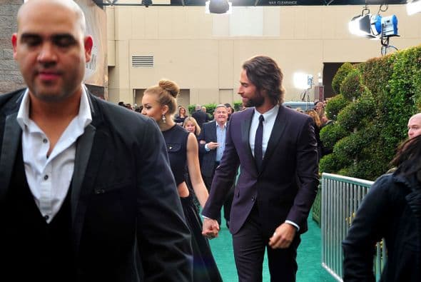 Te llevamos detrás de cámaras y mira todo lo que pasó mientras tus artistas desfilaban por la alfombra verde. 