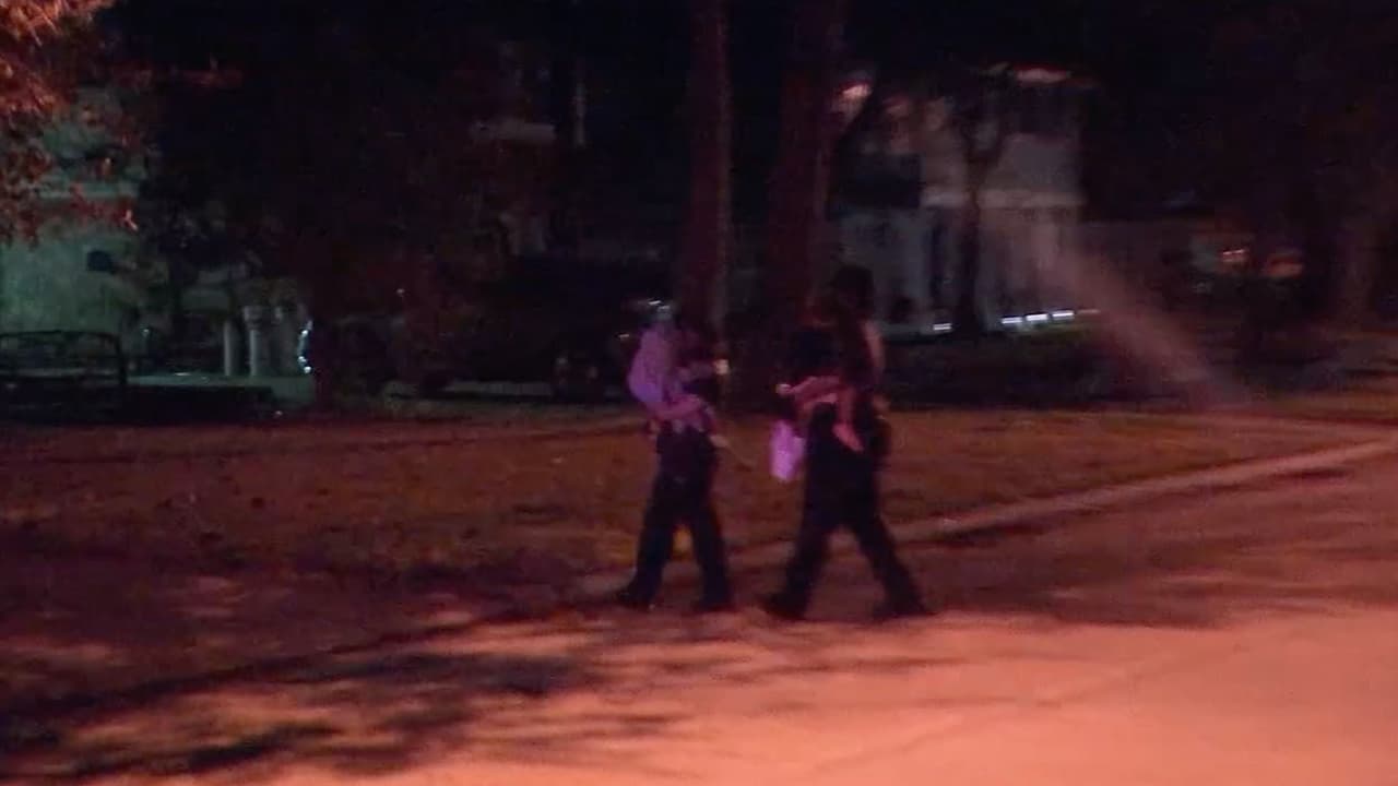 La casa estaba sucia y desordenada, según dijeron las autoridades. La puerta del refrigerador estaba abierta por lo que se sospecha que los menores intentaban alimentarse por sí solos. Además, el bebé se había caído de la cuna.