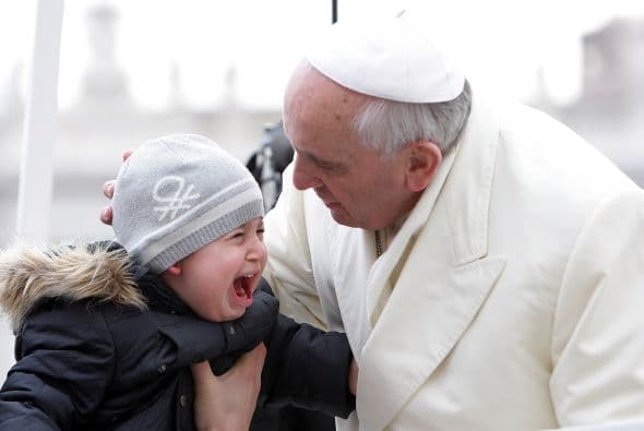 Las reacciones de los pequeñitos al estar cerca del Sumo Pontífice son diversas. Unos lloran.
