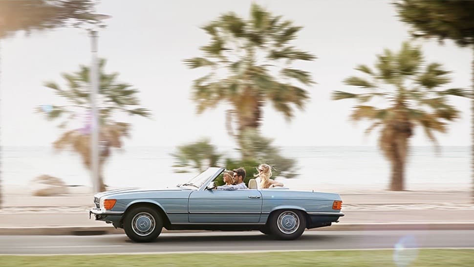 Los modelos del R107 Vendidos en Estados Unidos fueron: 
<b>350 SL/450 SL</b> (1972-1980) -las primeras unidades de este auto llegaron con emblema
<b> 350 SL</b> por error- equipado con un motor V8 de 4.5 litros de desplazamiento que generaba 190 caballos de fuerza y 180 lbs,-pie de torque, el 
<b>380 SL</b> (1981-1985) contaba con un motor V8 de 3.8 litros de desplazamiento que generaba 155 caballos de fuerza y 196 lbs,-pie de torque y el 
<b>560 SL</b> (1986-1989) contaba con un motor V8 de 5.6 litros de desplazamiento que generaba 227 caballos de fuerza y 287 lbs,-pie de torque. Todos los Panzer que llegaron a Estados Unidos lo hicieron con transmisiones automáticas, sin embargo en otras partes del mundo estuvo disponible con motores de 6 cilindros y transmisiones manuales.
<br>
<br>La imagen es puramente promocional ya que la pasajera del asiento trasero debe estar sumamente incómoda. La sección trasera del R107 podía ser equipada con un asiento opcional que no contaba con ningún tipo de espacio razonable para las piernas y que por lo tanto solo podía ser ocupado por niños muy pequeños.